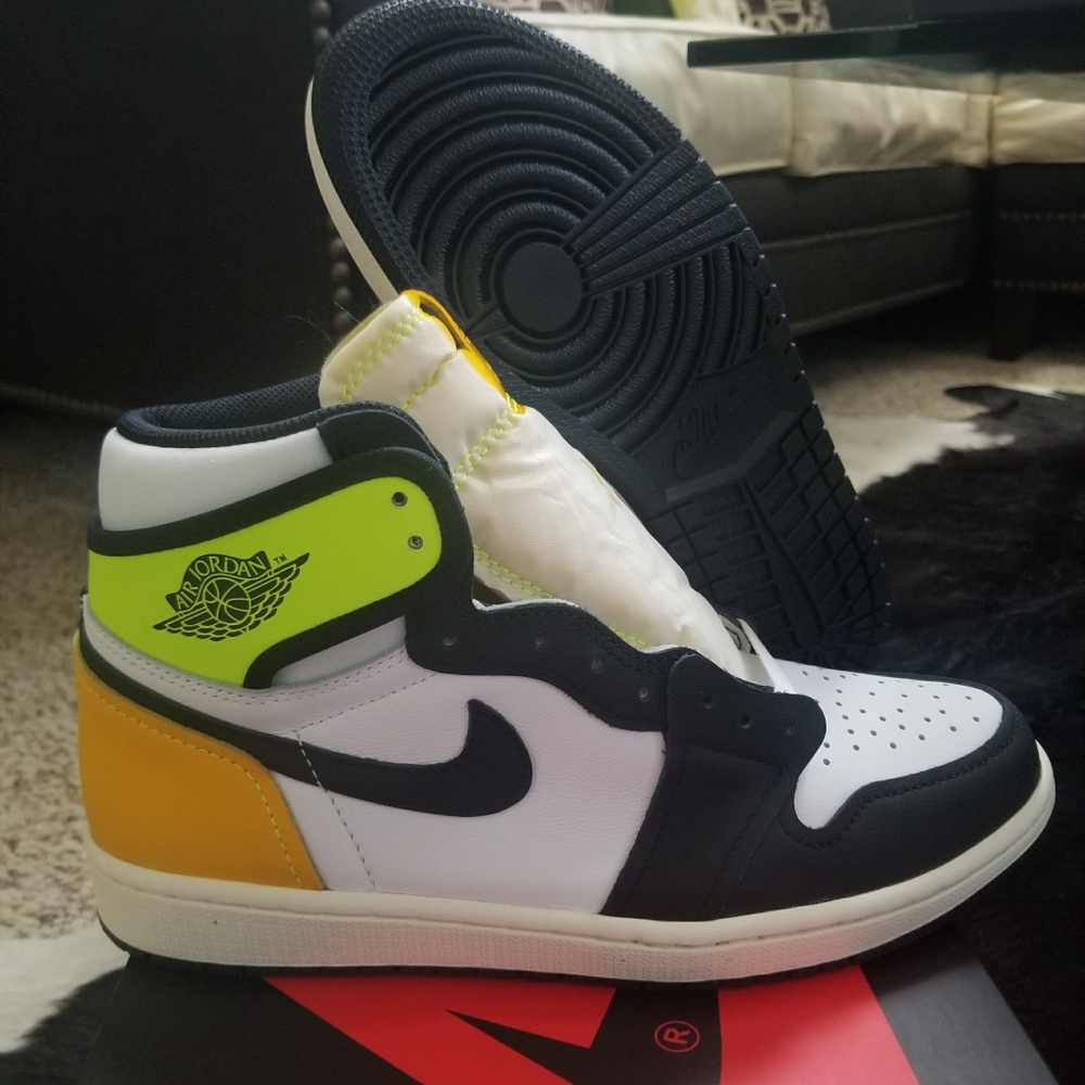 Air Jordan 1 Retro High OG Volt Gold Sz 8.5
